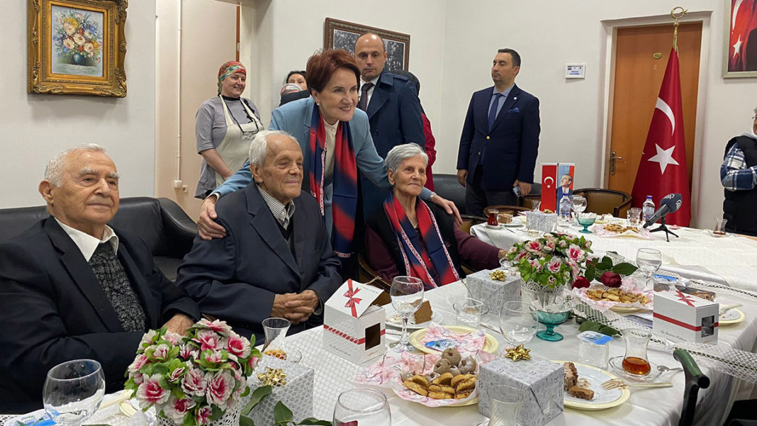Meral Akşener Huzurevi'nde öğretmenleri ziyaret etti