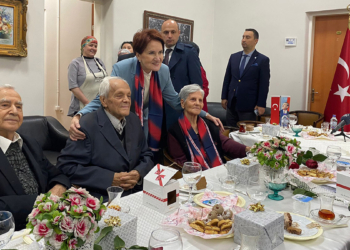 Meral Akşener Huzurevi'nde öğretmenleri ziyaret etti