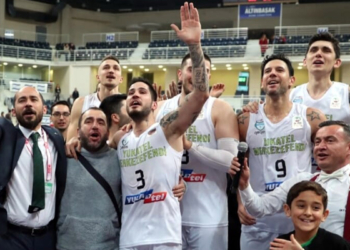 Ege derbisinde Merkezefendi büyük sevinç yaşadı