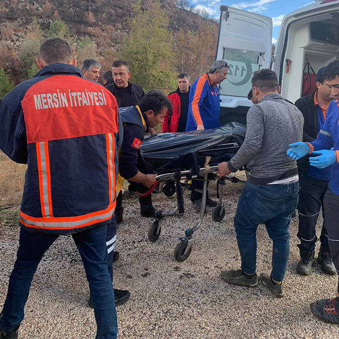 Mersin'de sağanak; Aniden bastıran şiddetli yağmur etkili olurken, bazı binaların giriş katlarında su baskınları yaşandı. Gülcan Eroğlu (49) sel sularına kapılaraka can verdi.