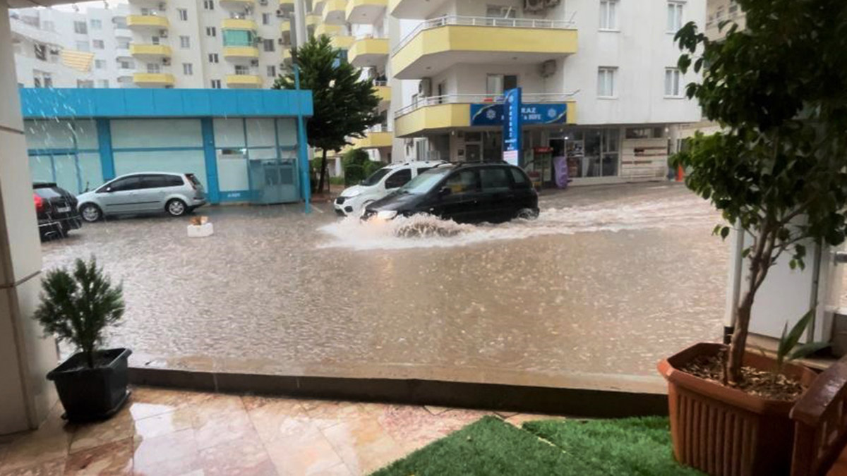 Mersin'de sağanak ve su baskınları