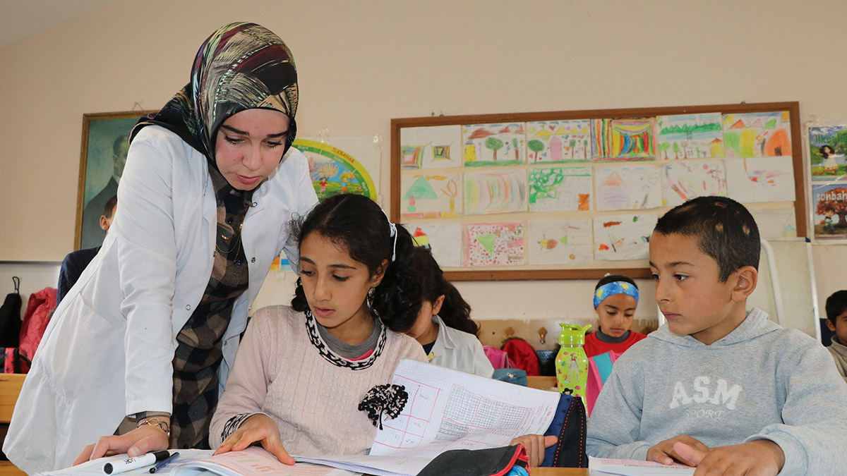 Meryem öğretmen odun kırıp soba yakıyor