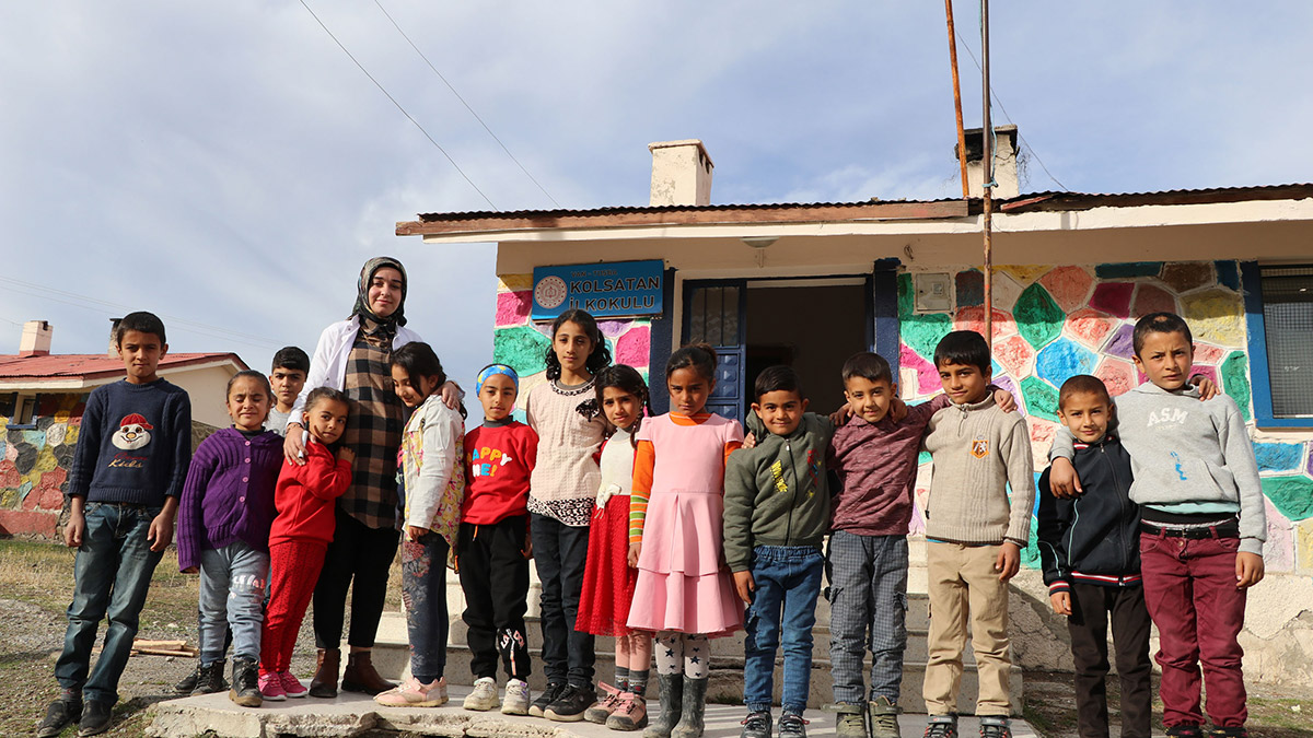 Meryem öğretmen, 'Öğrencileri üşümesin' diye odun kırıp, soba yakıyor
