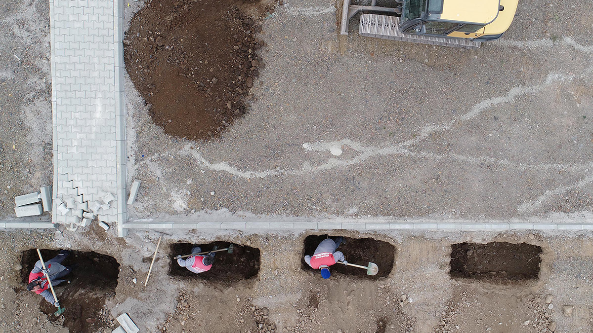 Kışın hava sıcaklığının sıfırın altında 30 dereceye kadar düştüğü Erzurum'da kar düşmeden iş makineleri ile yüzlerce 'kışlık mezar' kazıldı.