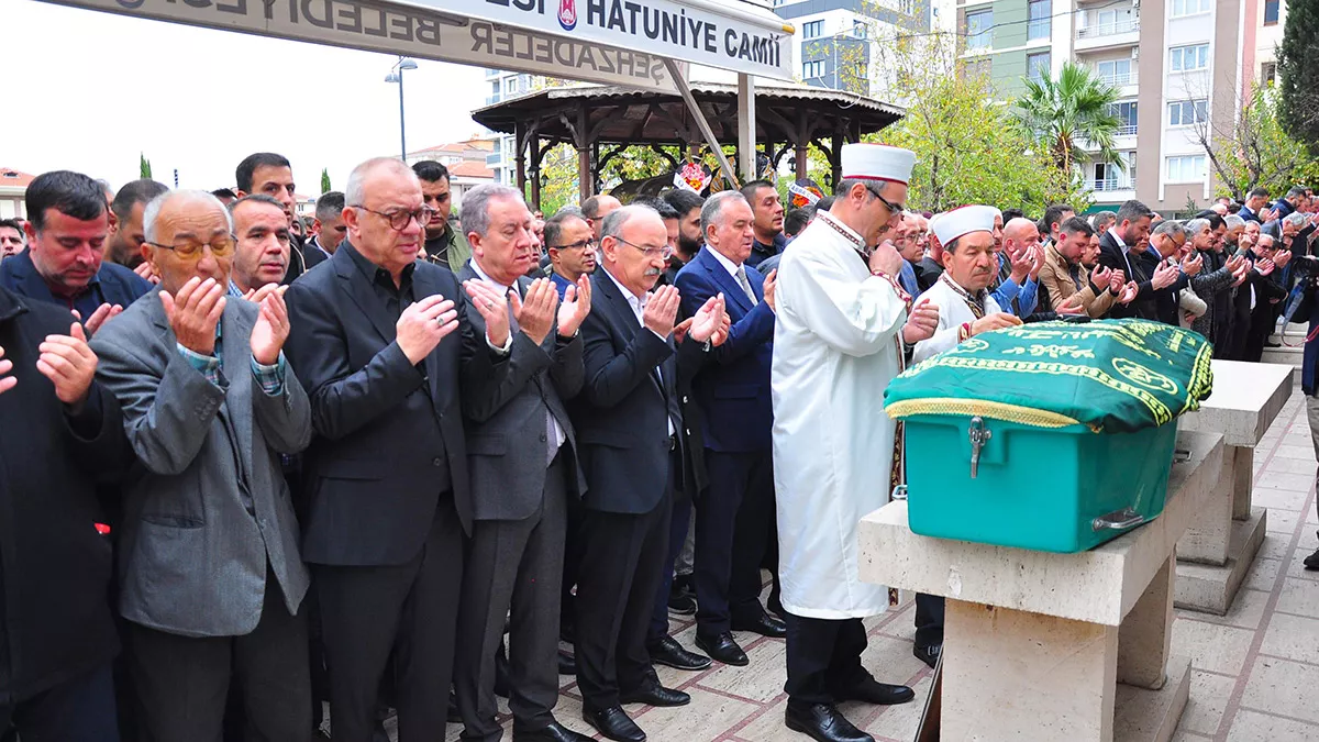 MHP Manisa İl Başkanı Murat Öner (52), evinde geçirdiği kalp krizi sonrası kaldırıldığı hastanede hayatını kaybetti.