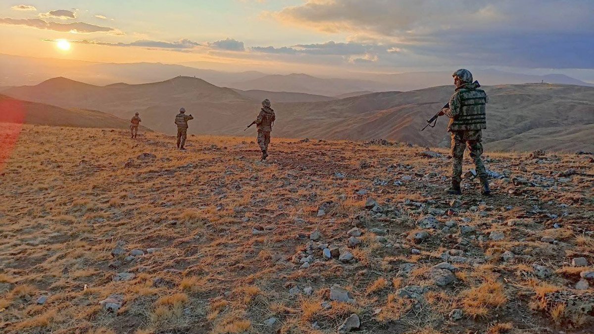 Sınırlardan kaçak geçmeye çalışan 13 kişi yakalandı