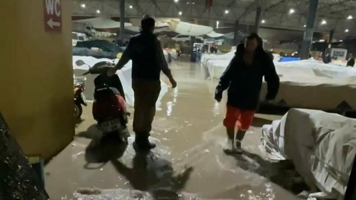 Semt Pazarı sular altında kaldı