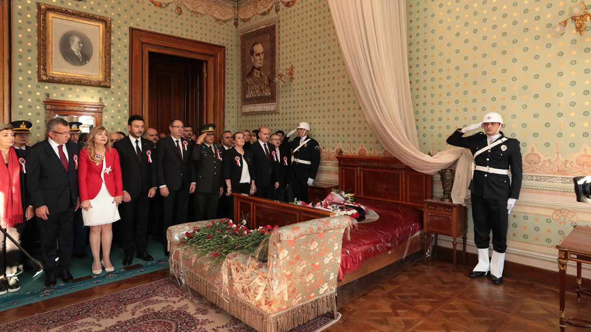 Dolmabahçe Sarayı'nın önünde anma