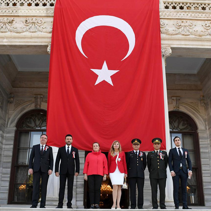 Dolmabahçe Sarayı'nın önünde anma