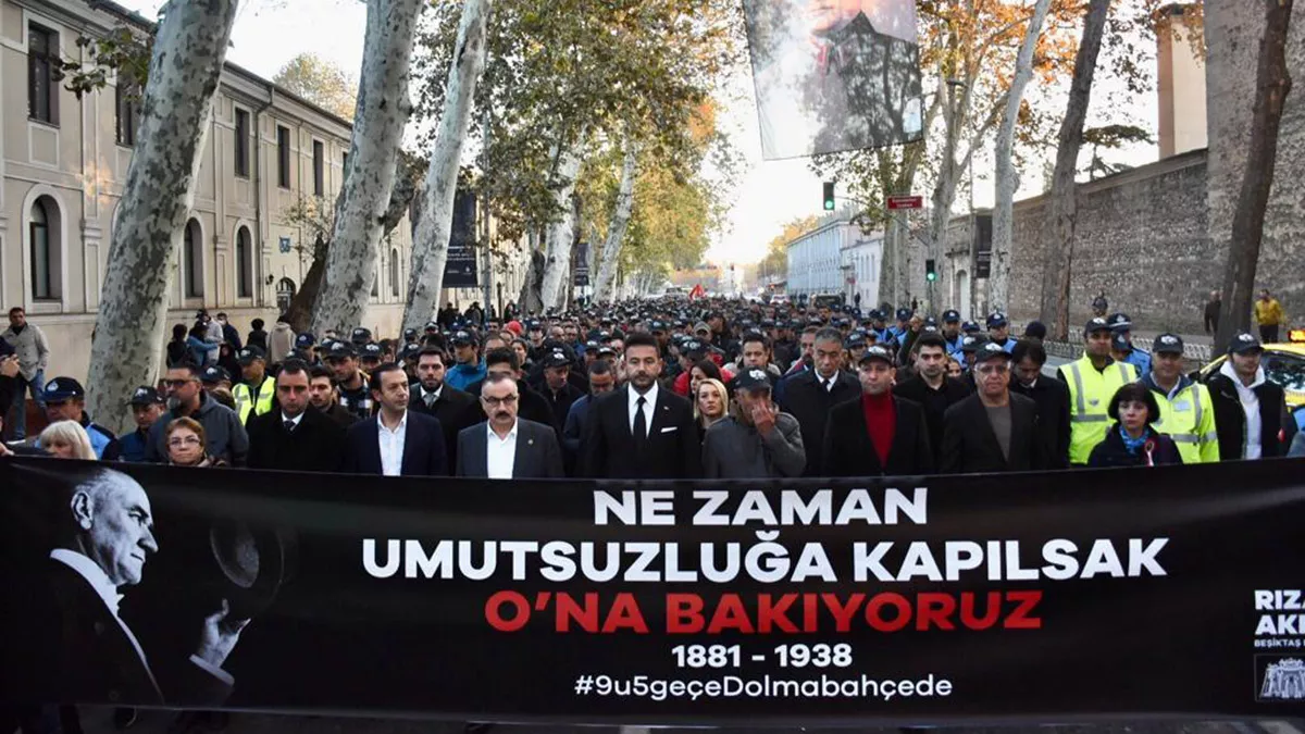 Beşiktaş belediyesi, mustafa kemal atatürk’ü hayata gözlerini yumduğu dolmabahçe sarayı'nın önünde andı.