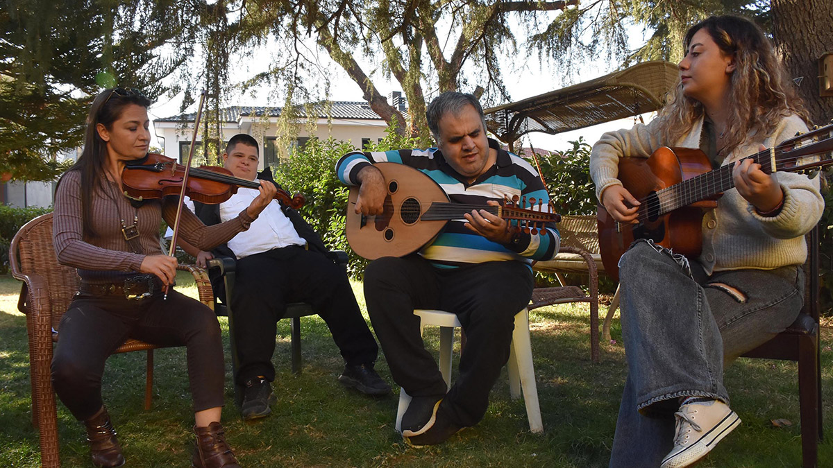 İzmir'de zihinsel engelli ve otizmli gençler ile annelerinden oluşan Nar Taneleri Korosu, Selanik'teki Atatürk Evi'nde yapılacak 10 Kasım törenlerinde sahne alacak.
