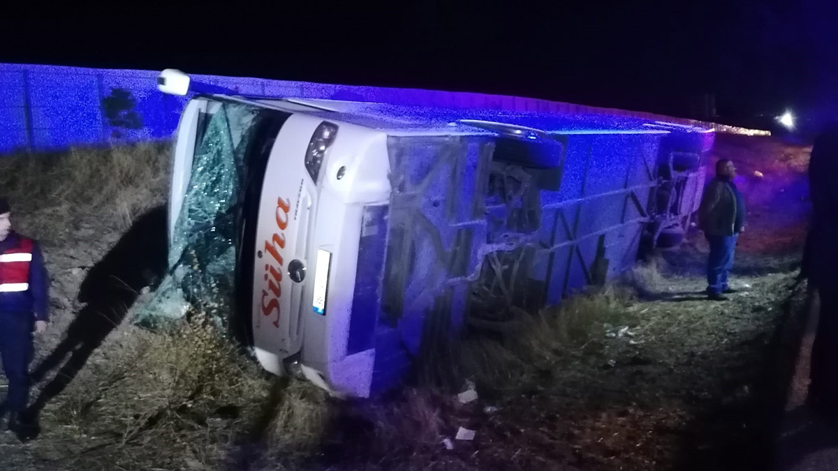 Yeniden Refah Partililerin taşındığı otobüs devrildi; 17 yaralı