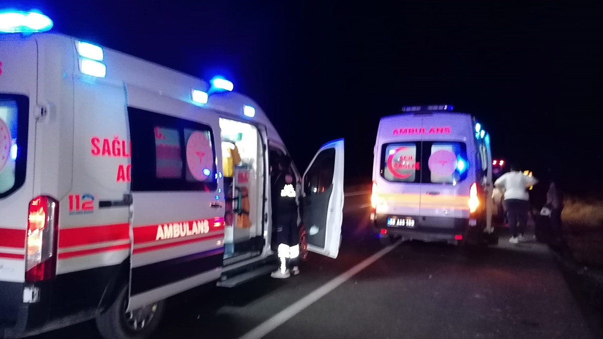 Yeniden Refah Partililerin taşındığı otobüs devrildi; 17 yaralı