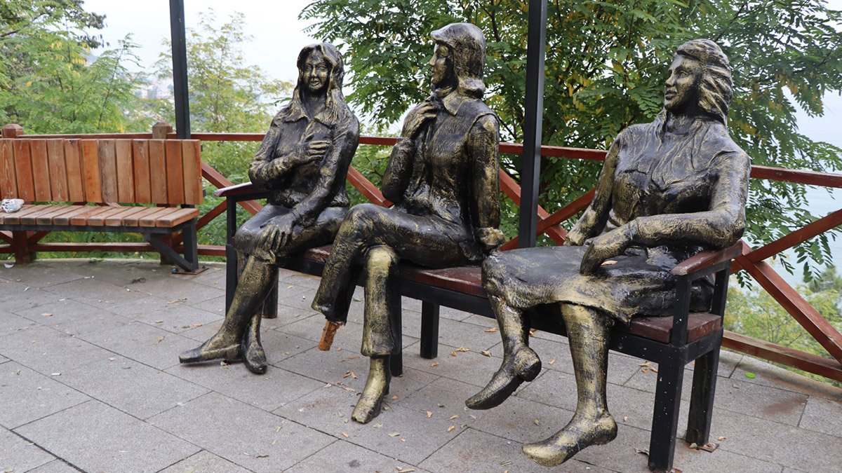 3 kız heykelinden birinin ayağı tahrip edildi