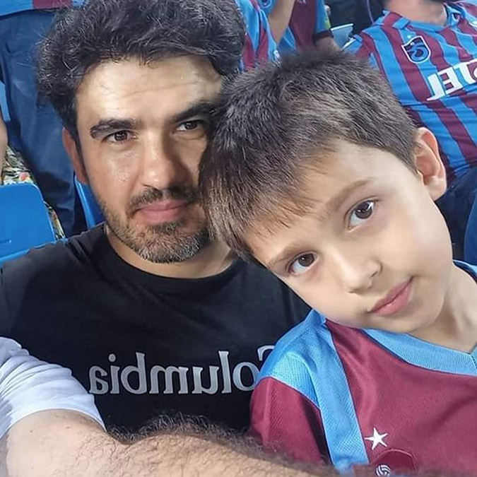 Organlarıyla 6 kişiye umut olan Ömer Asaf Durhat'ın ailesi dün akşam oynanan Arabam.com Konyaspor müsabakasında ağırlanarak forma hediye edildi.