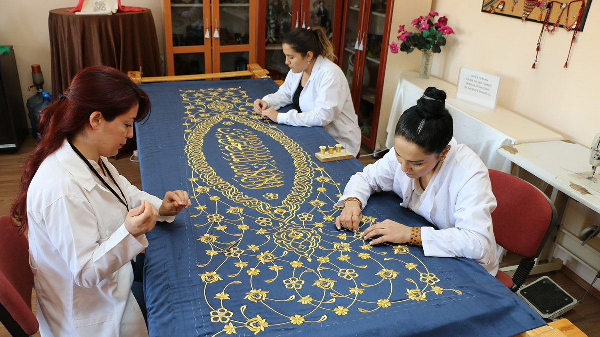 Sanduka örtüleri ilmek ilmek işleniyor