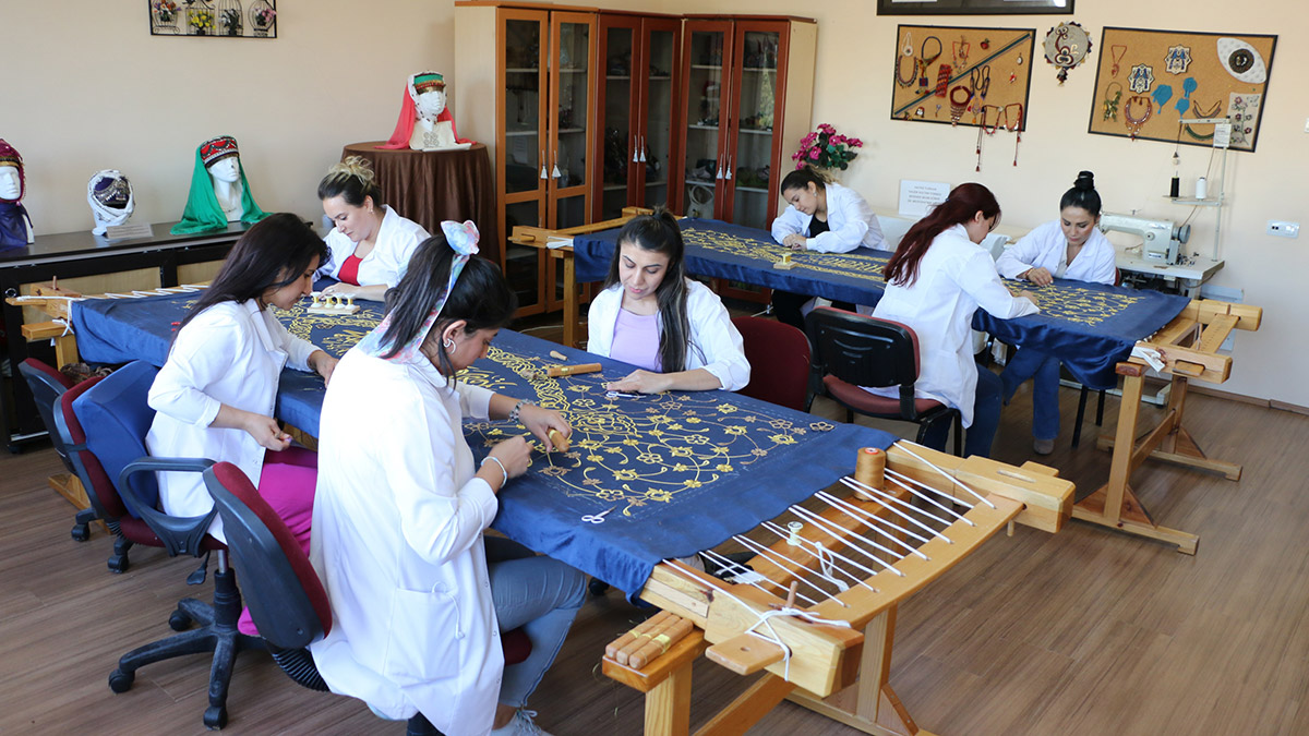 Osmanlı Hanedanı mensuplarına ait türbelerde, 'puşide' adı verilen sanduka örtüleri, Antalya Olgunlaşma Enstitüsü'nde yenileniyor.