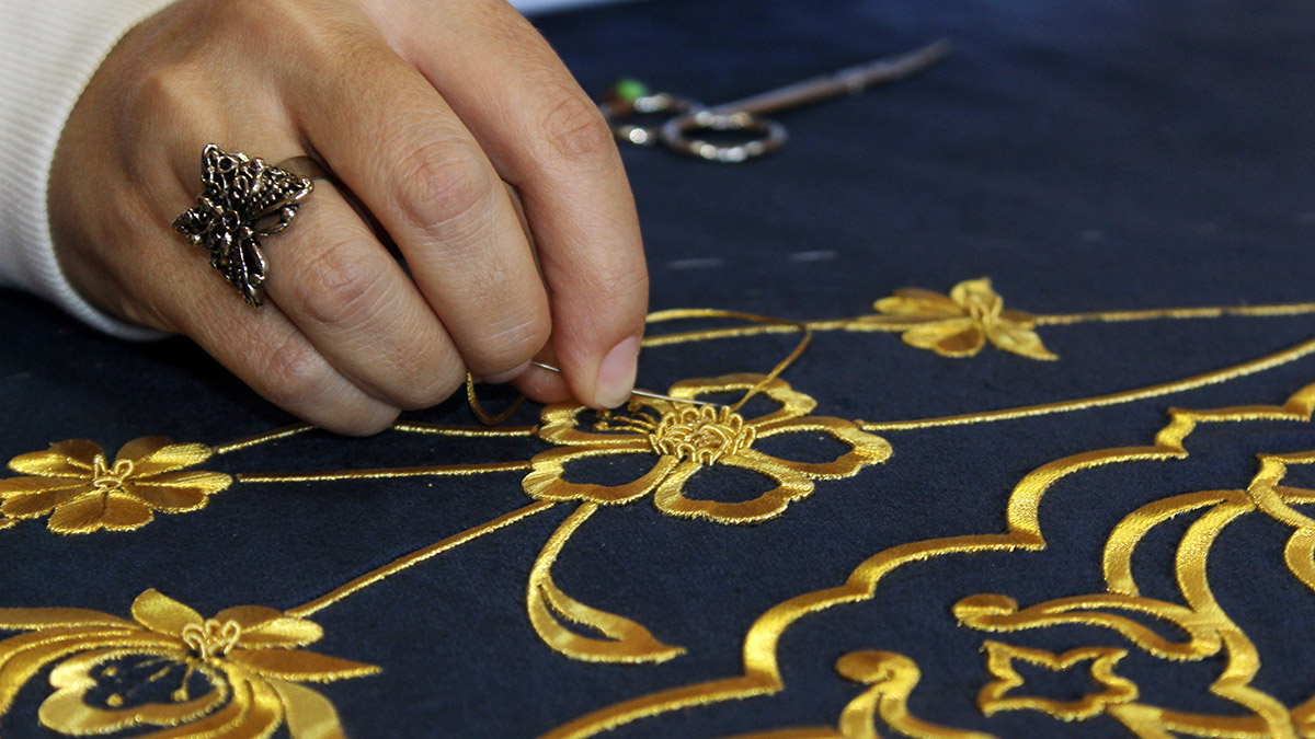 Sanduka örtüleri ilmek ilmek işleniyor