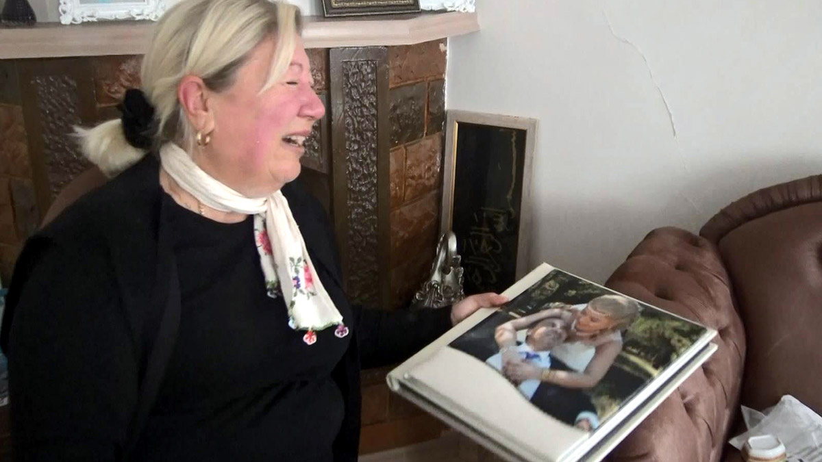 Otelci çift cinayeti: Esra Yıldız'ın ailesi bir yıl sonra kızlarının öldürüldüğü eve geldi, Esra Yıldız'ın annesi Yasemen Dallı, bu karar üzerine kızının öldürüldüğü Avcılar'daki evine ilk kez gitti.