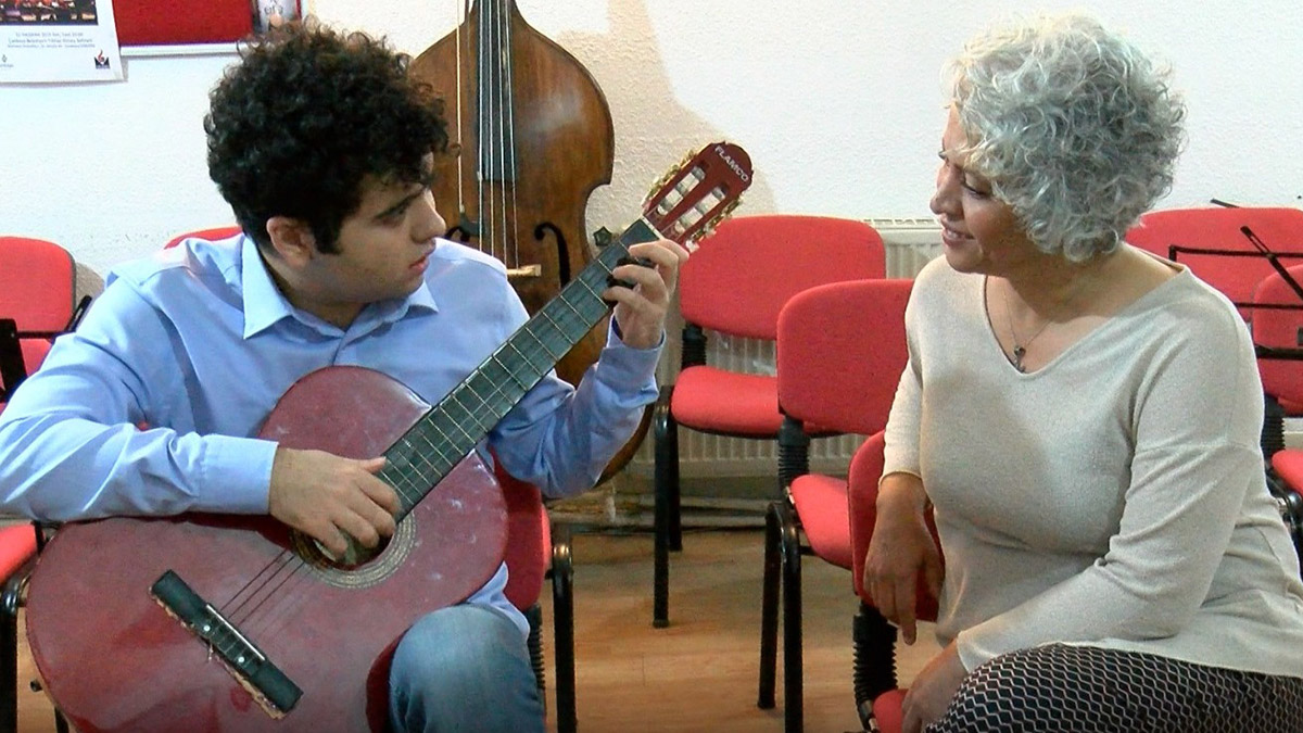 Otizmli lise öğrencisi Çağrıhan her sesi notaya çeviriyor