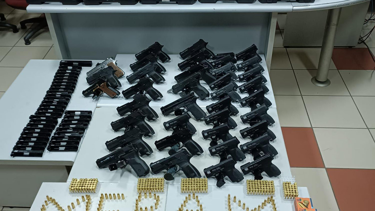 Oto yıkamacıya operasyon; 44 ruhsatsız tabanca ele geçirildi