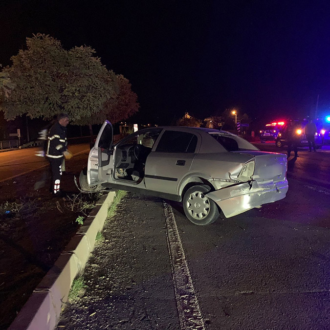 Refüje çarpan otomobilden yola fırlayan sürücü öldü