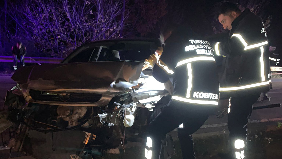 Refüje çarpan otomobilden yola fırlayan sürücü öldü