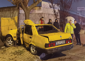 Otomobil ağaca çarpıp hurdaya döndü