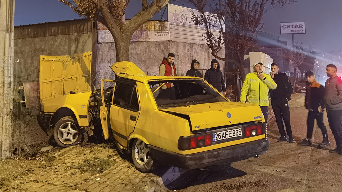 Otomobil ağaca çarpıp hurdaya döndü