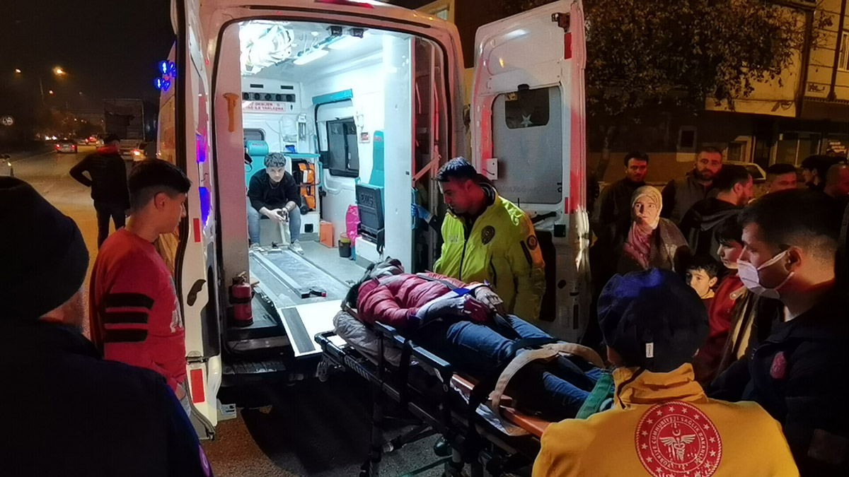 Otomobil ağaca çarpıp hurdaya döndü