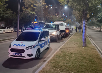 Otomobilin önünü kesen şüpheli 2 kişiyi yaraladı