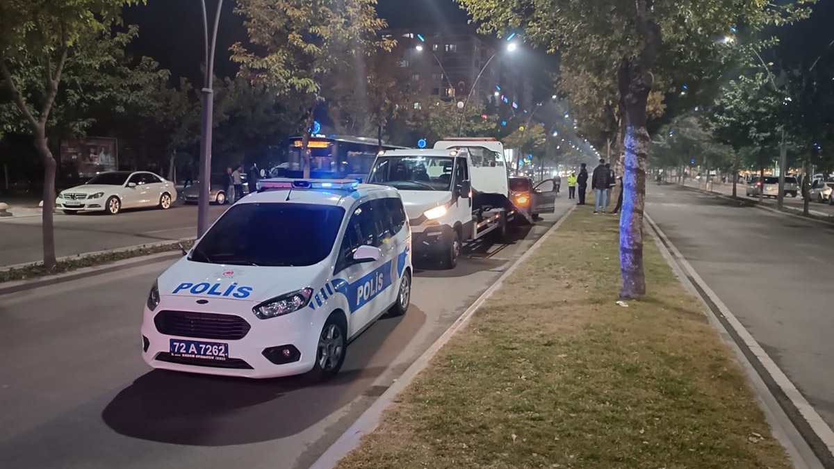 Otomobilin önünü kesen şüpheli 2 kişiyi yaraladı