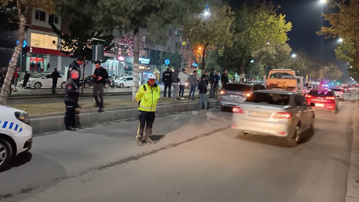 Otomobilin önünü kesen şüpheli 2 kişiyi yaraladı