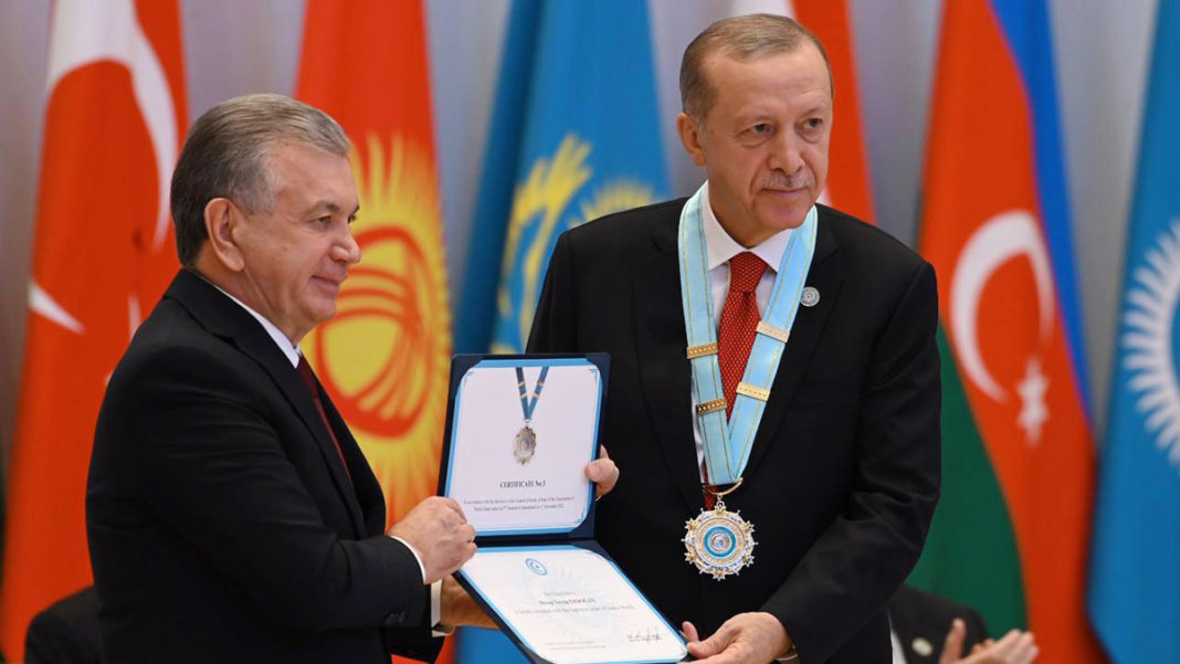 Erdoğan'a Özbekistan'da iki nişan takdim edildi