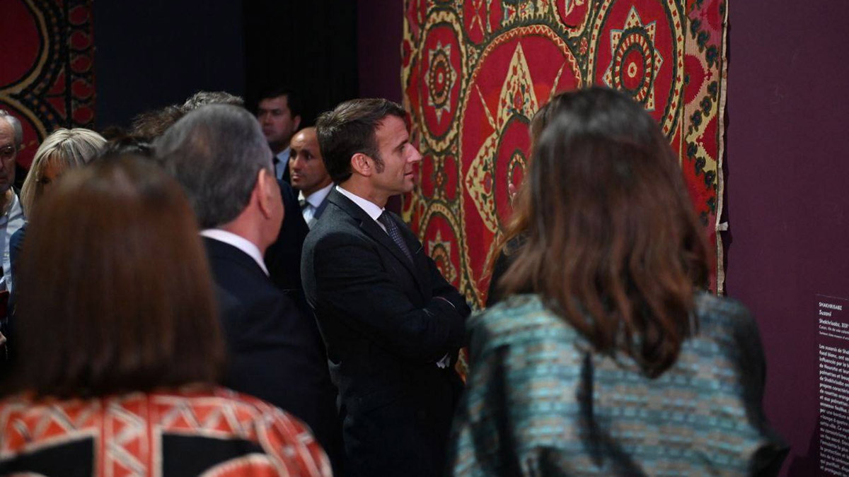 Louvre Müzesi'nde Özbekistan Vahaları Hazinesi: Kervan Yolları Kavşağında ve ikincisi Arap Dünyası Enstitüsü’nde Semerkant’a Yol: İpek ve Altın Mucizesi adlı eserler sergileniyor.