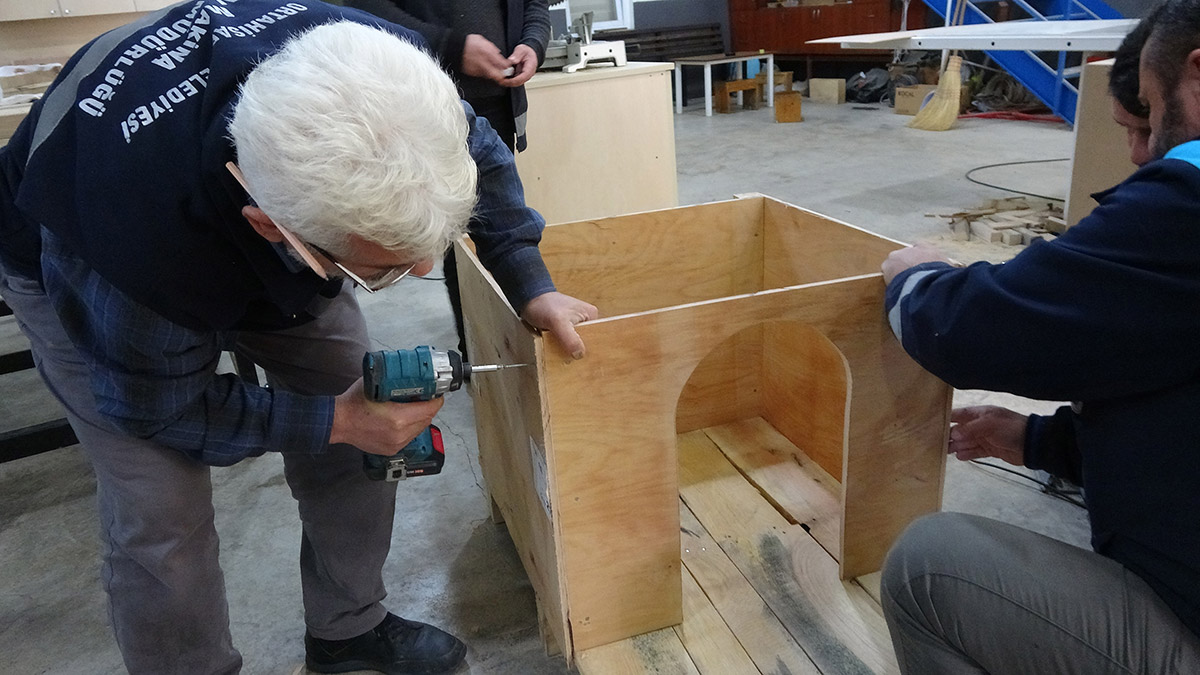 Trabzon'da Merkez Bankası şubesince madeni para taşınan eski ahşap kasalar, Ortahisar Belediyesi’nin atölyesinde elden geçirilerek sokak hayvanları için kulübelere dönüştürülüyor.