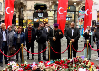 Ermeniler Patriği Sahak Maşalyan İstiklal'e karanfil bıraktı