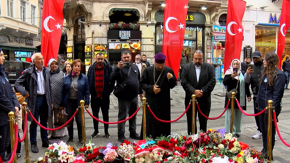 Ermeniler Patriği Sahak Maşalyan İstiklal'e karanfil bıraktı