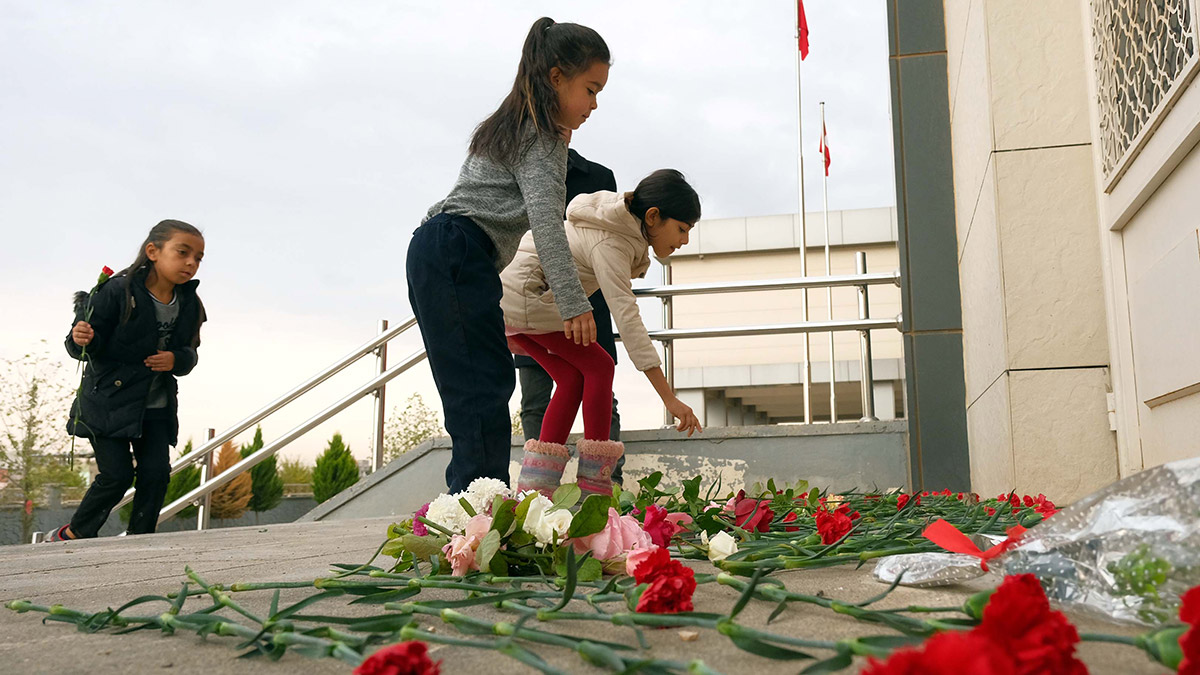 Buruk 24 Kasım; Ayşenur Alkan için kırmızı karanfiller