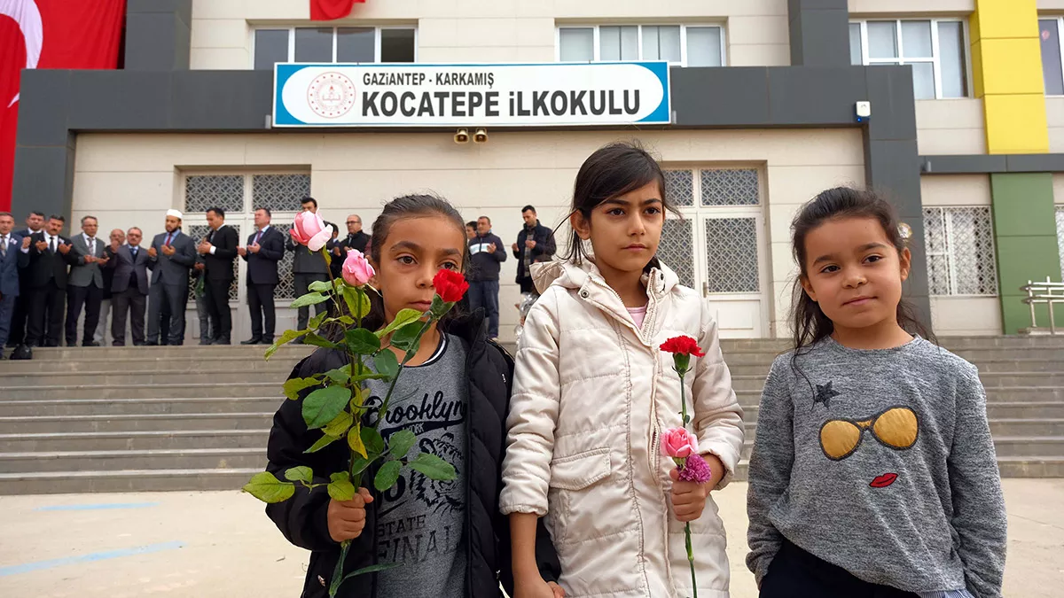 Buruk 24 kasım; kocatepe i̇lkokulu'nun giriş kapısına ayşenur alkan için kırmızı karanfiller bırakıldı.