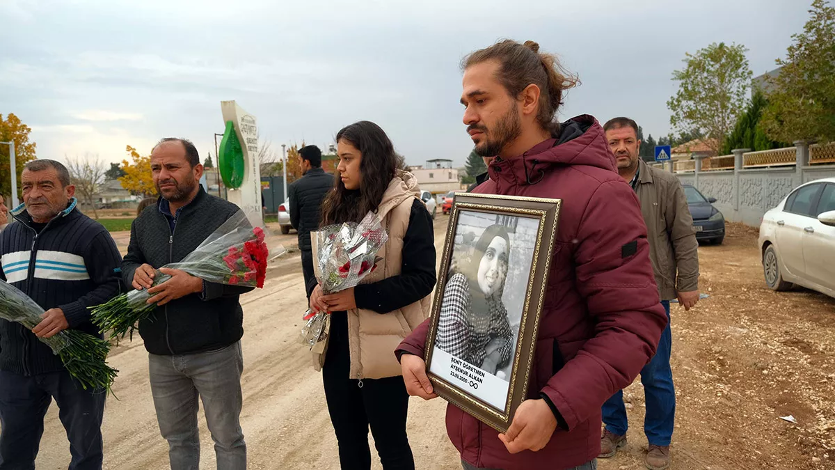 Buruk 24 kasım; ayşenur alkan için kırmızı karanfiller