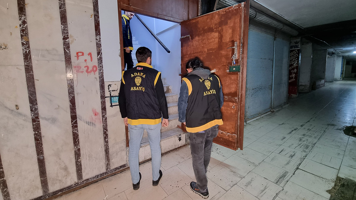 Kumar malzemelerini kimyasal ile eritmişler