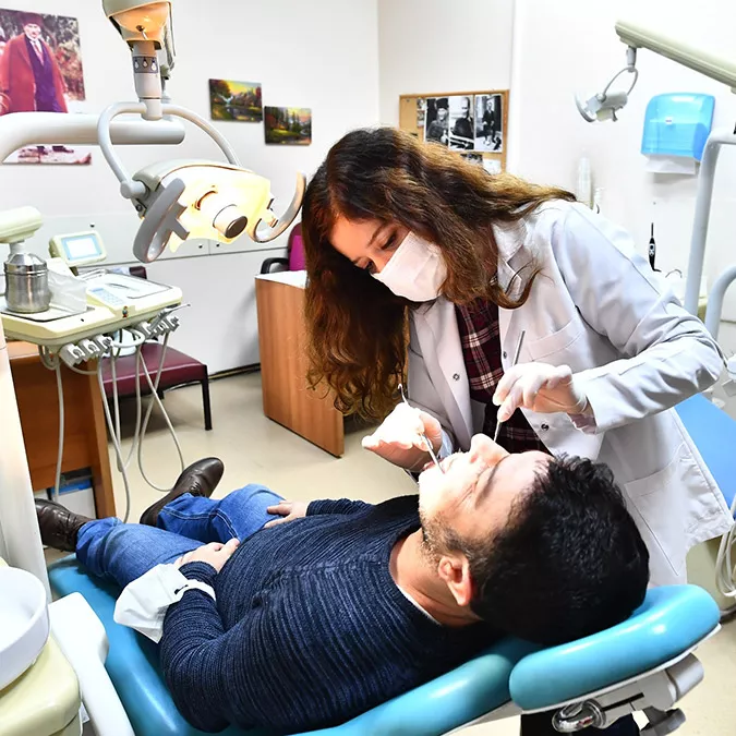 Ağız ve diş sağlığı haftası’nda i̇zmir büyükşehir belediyesi eşrefpaşa hastanesi diş hekimi sırma karaer, "6 ayda bir periyodik kontrol şart" dedi.