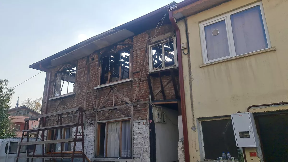 Sakarya'da 2 katlı evde yangın; 2 ölü 3 yaralı
