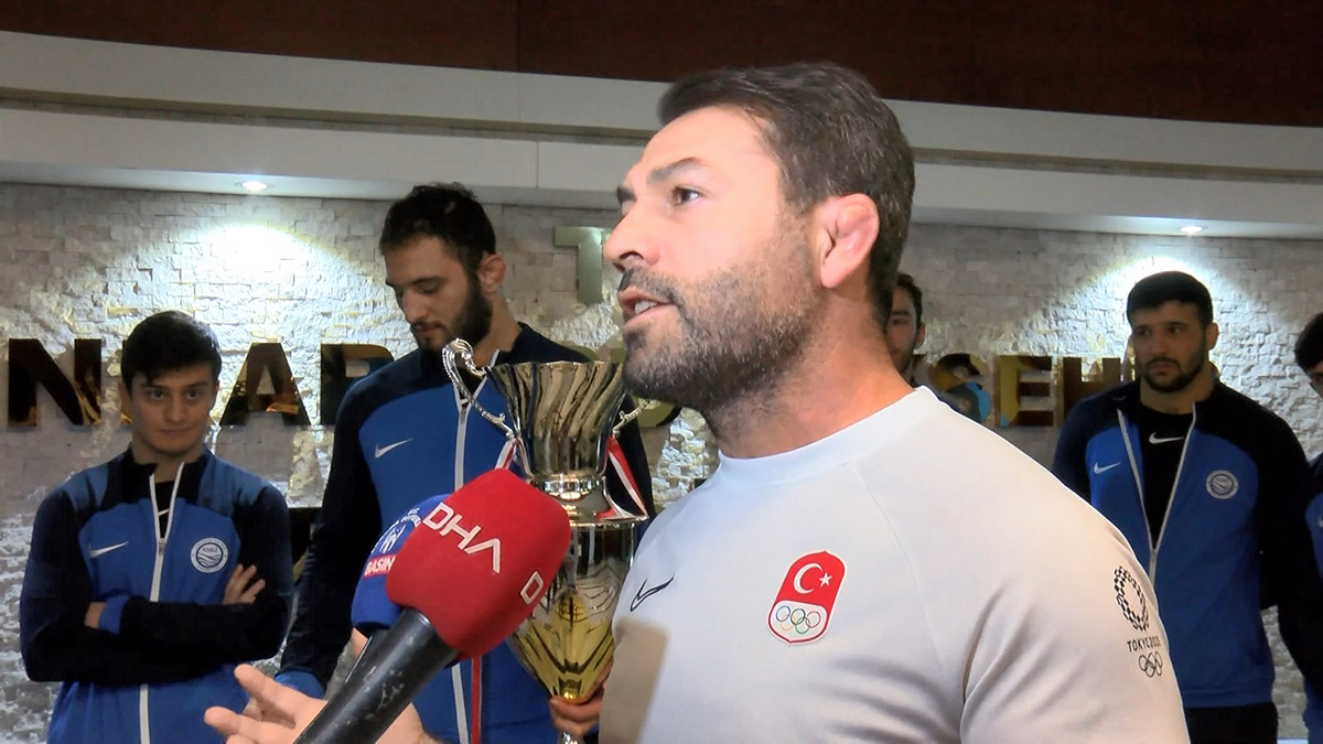 ASKİ Spor Kulübü'nün şampiyon güreşçileri, şampiyonluk kupasını Ankara Büyükşehir Belediyesi’ne (ABB) getirdi.