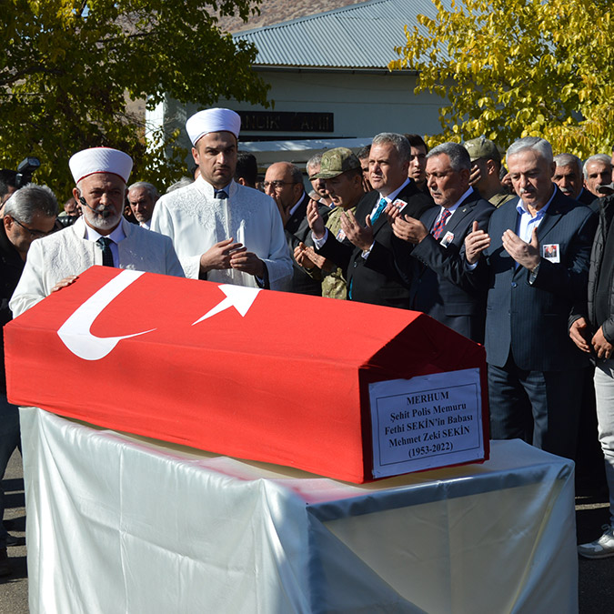 Fethi Sekin'in babası toprağa verildi
