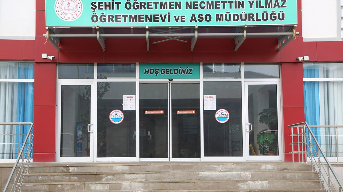 Necmettin öğretmenin ismi öğretmenevine verildi
