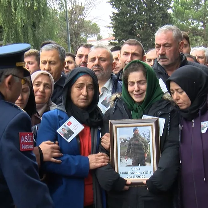 Piyade uzman çavuş halil i̇brahim yiğit (25), ataköy 5. Kısım ömer duruk camisi'nde öğle namazı sonrası kılınan cenaze namazının ardından son yolculuğuna uğurlandı.