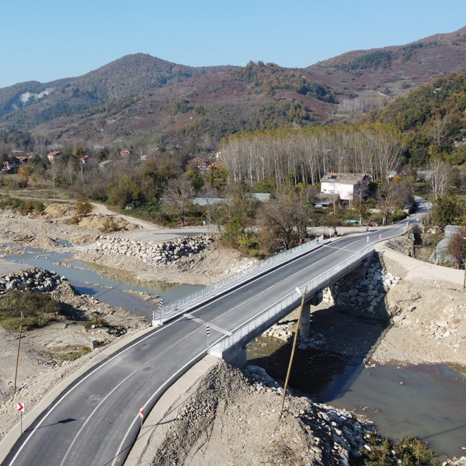 Sel felaketinde yıkılan köprü yerine yeni köprü