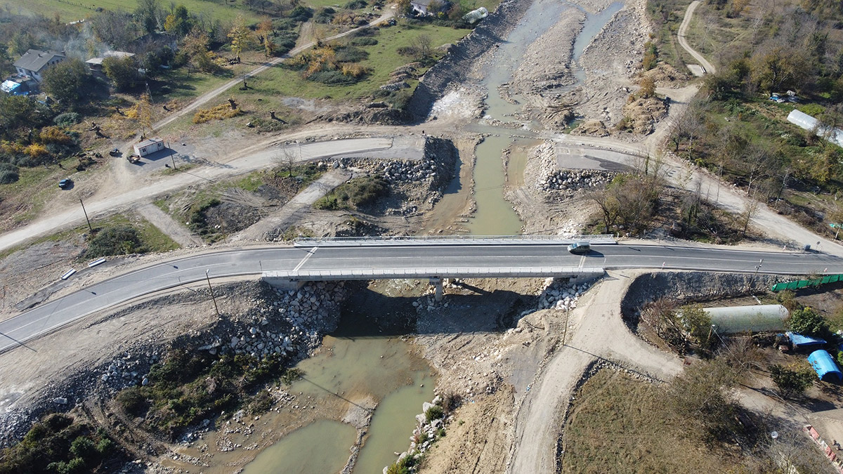 Sel felaketinde yıkılan köprü yerine yeni köprü